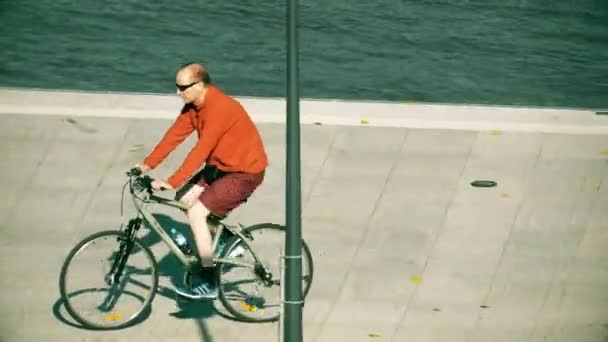 Varšava, Polsko - 28 září 2017. Starší muž na kole podél nábřeží park — Stock video