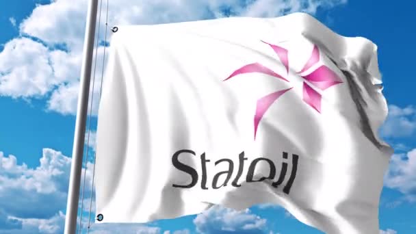 Размахивает флагом с логотипом Statoil против облаков и неба. Редакция 4K — стоковое видео