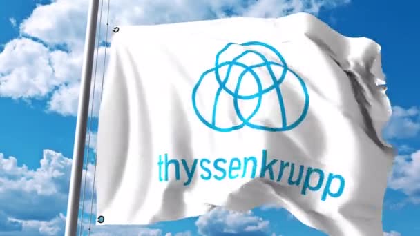 Acenando bandeira com logotipo ThyssenKrupp contra nuvens e céu. Animação editorial 4K — Vídeo de Stock
