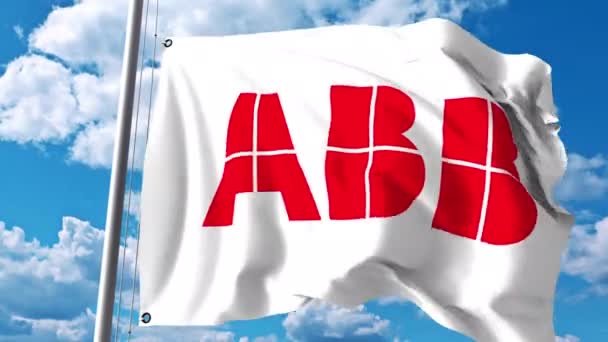 Heiluttaa lippua ASEA Brown Boveri ABB logo pilviä ja taivasta vastaan. 4K toimituksellinen animaatio — kuvapankkivideo