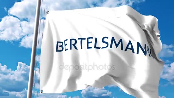 Hullámzó a zászlót, Bertelsmann logó ellen a felhők és az ég. 4 k szerkesztői animáció — Stock videók