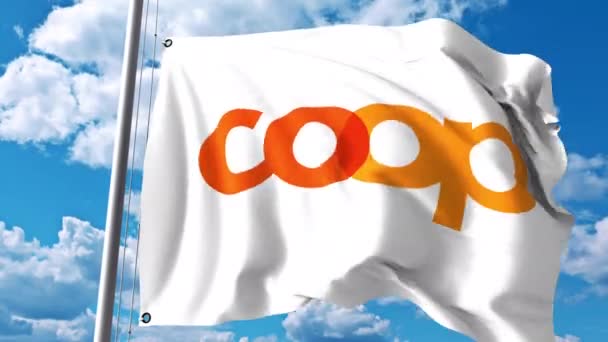 Bandiera sventolante con logo Coop contro nuvole e cielo. Animazione editoriale 4K — Video Stock