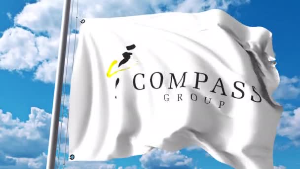 Bandera ondeando con el logotipo de Compass Group plc contra nubes y cielo. Animación editorial 4K — Vídeo de stock