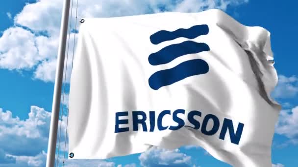 Bandera ondeando con el logotipo de Ericsson contra nubes y cielo. Animación editorial 4K — Vídeo de stock