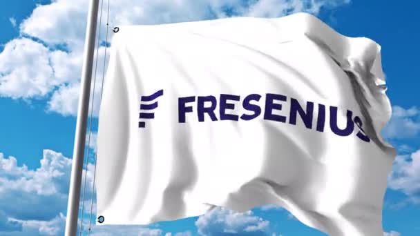 Bandera ondeando con logo Fresenius contra nubes y cielo. Animación editorial 4K — Vídeo de stock