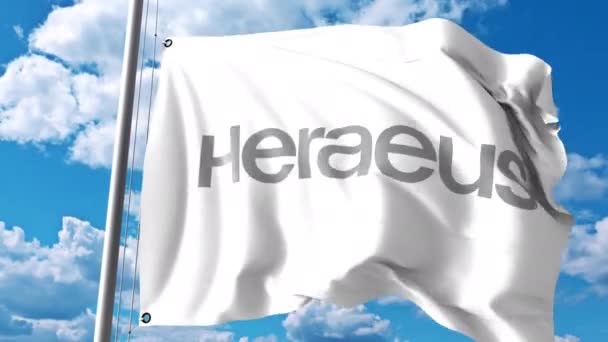 Bandiera sventolante con logo Heraeus contro nuvole e cielo. Animazione editoriale 4K — Video Stock