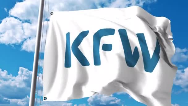 Bandiera sventolante con logo KfW contro nuvole e cielo. Animazione editoriale 4K — Video Stock