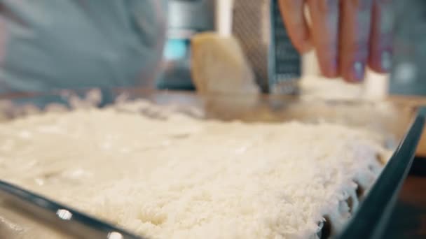 여자 요리 cannelloni 이탈리아어 파스타 집에서, 집합의 일부. 뿌리는 팬 위에 치즈 강판 — 비디오