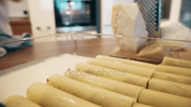 Женщина готовит каннеллони итальянская макароны дома, часть сета — стоковое видео