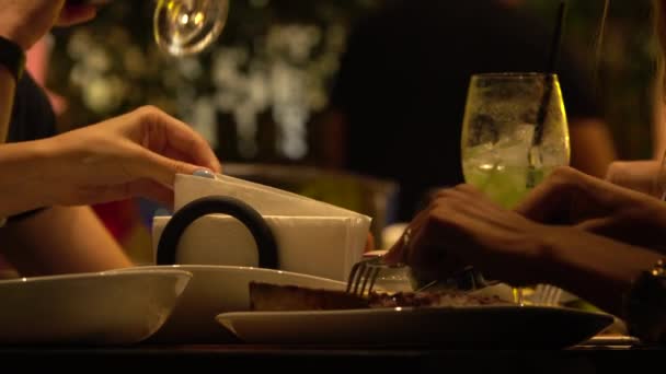 Vrienden steaks eten en drinken van wijn in een restaurant, platen en handen close-up shot — Stockvideo