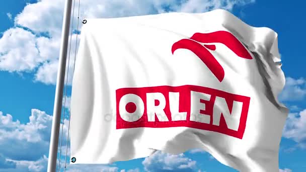 Bandiera sventolante con logo PKN Orlen contro nuvole e cielo. Animazione editoriale 4K — Video Stock