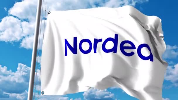 Bandera ondeando con el logotipo de Nordea Bank AB contra nubes y cielo. Animación editorial 4K — Vídeo de stock