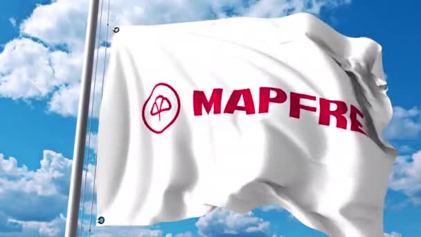 Bandera ondeando con el logotipo de Mapfre contra nubes y cielo. Animación editorial 4K — Vídeo de stock