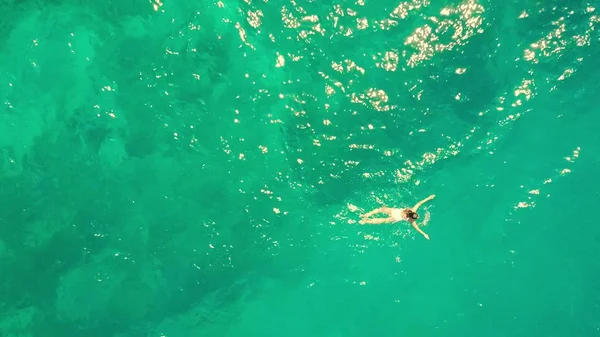 Vue aérienne de haut en bas d'une jeune femme nageant dans la mer — Photo