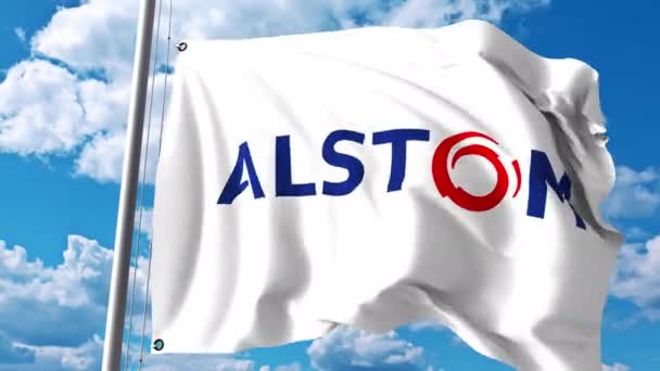 Bandera ondeando con el logotipo de Alstom contra nubes y cielo. Animación editorial 4K — Vídeo de stock