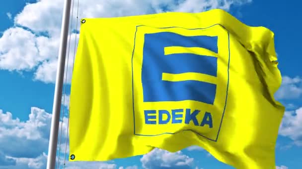 Flagge mit edeka-Konzernlogo gegen Wolken und Himmel schwenken. 4k redaktionelle Animation — Stockvideo