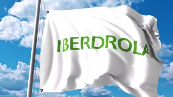 Bandiera sventolante con logo Iberdrola contro nuvole e cielo. Animazione editoriale 4K — Video Stock