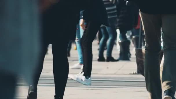 Невпізнавані люди гуляють пішохідною міською вулицею — стокове відео