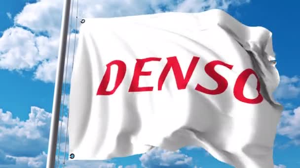 Bandiera sventolante con logo Denso contro nuvole e cielo. Animazione editoriale 4K — Video Stock
