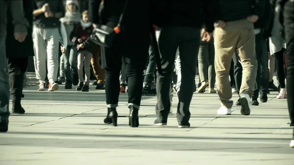 Unrecognizable people feet walking along pedestrian city street — Stock Photo, Image