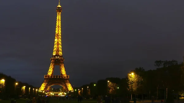 Paris, Francja - 8 października 2017 r. Upływ czasu wieży Eiffla oświetlony w nocy — Zdjęcie stockowe