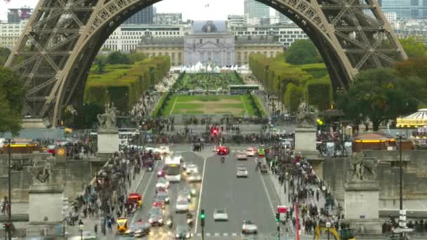 Idő telik el a zsúfolt utcán, közel az Eiffel-torony alapja és a Champ de Mars, Paris, Franciaország — Stock videók