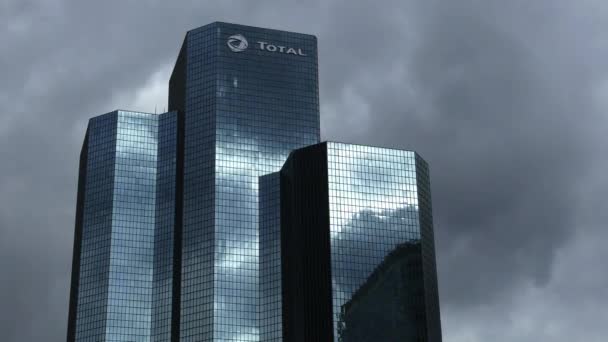 PARÍS, FRANCIA 8 DE OCTUBRE DE 2017. Caducidad del cielo nublado reflejado en los rascacielos de la sede de Total S.A. — Vídeos de Stock