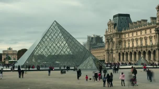 PARIS, FRANCE - OCTOBER 8, 2017. Time lapse of crowded square near the Louvre Museum pyramids — Stock Video