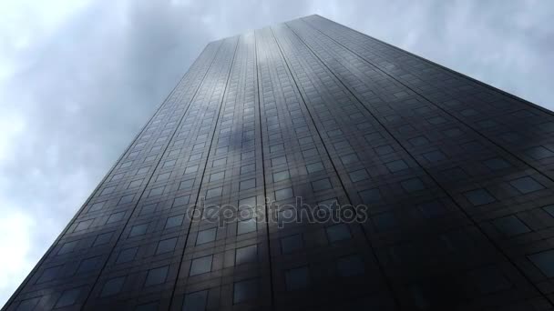 Lapso de tiempo del cielo nublado que se refleja en la fachada moderna del rascacielos, vista de ángulo bajo — Vídeos de Stock