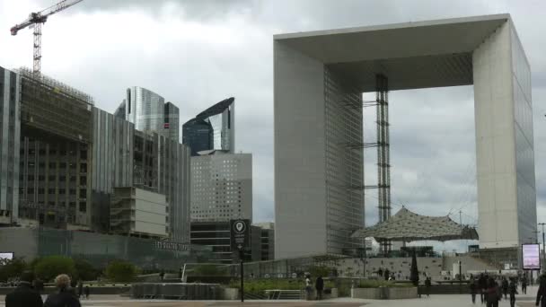 PARÍS, FRANCIA 8 DE OCTUBRE DE 2017. Caducidad de la concurrida plaza cerca de la famosa Grande Arche de la Defense. Edificios de oficinas del distrito financiero más importante de la ciudad — Vídeo de stock