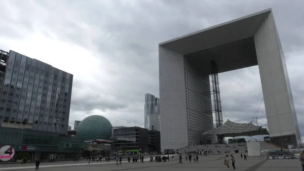 PARÍS, FRANCIA 8 DE OCTUBRE DE 2017. Plaza llena de gente cerca del famoso Grande Arche de la Defense — Foto de Stock