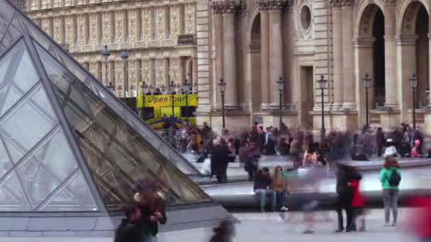 PARIS, FRANÇA - OUTUBRO 8, 2017. lapso de tempo de praça lotada perto da pirâmide do Museu do Louvre — Vídeo de Stock