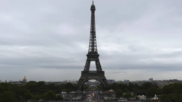 Ikonische Aufnahme des überfüllten Champ de Mars und des Eiffelturms in Paris, Frankreich — Stockfoto