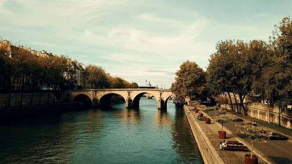 Luftaufnahme eines romantischen Flussufers in Paris an einem sonnigen Herbsttag — Stockfoto