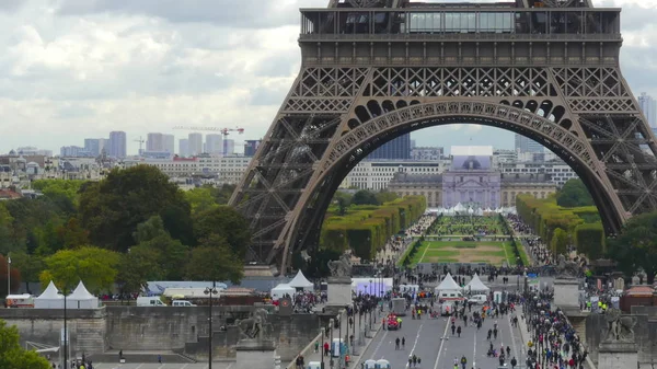 Drukke plaats in de buurt van de Eiffel toren base en de Champ de Mars in Parijs, Frankrijk — Stockfoto