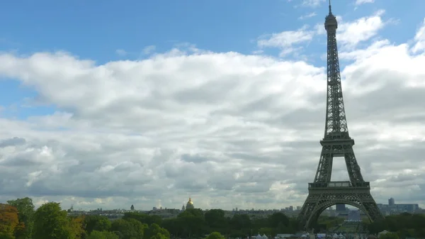 Der Eiffelturm vor leicht bewölktem Himmel — Stockfoto