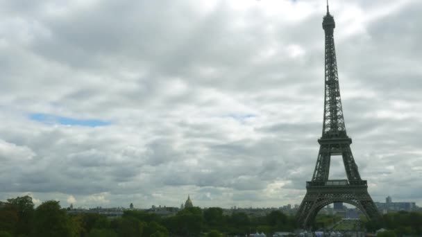 El lapso de tiempo de la torre Eiffel contra el cielo parcialmente nublado — Vídeos de Stock