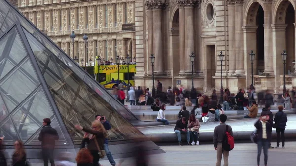 PARÍS, FRANCIA 8 DE OCTUBRE DE 2017. Plaza llena de gente cerca de la pirámide del Museo del Louvre — Foto de Stock