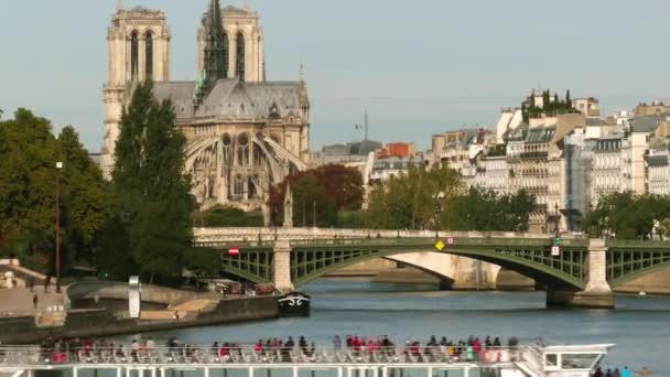 PARIS, FRANÇA - OUTUBRO 8, 2017. lapso de tempo envolvendo a famosa Catedral de Notre-Dame e o rio Sena — Vídeo de Stock