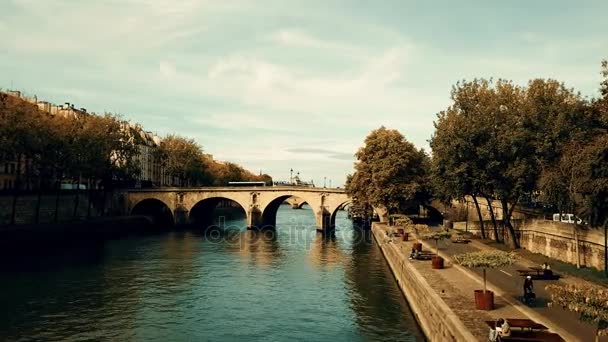 Paříž, Francie – 8. října 2017. Letecký snímek romantická nábřeží řeky Seiny na slunečný podzimní den — Stock video