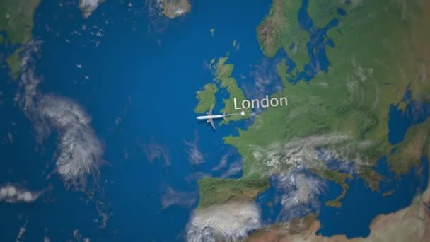 Route of commercial airplane flying from London to New York on the Earth globe. International trip intro animation — Stock Video