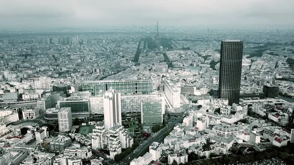 Letecký snímek Panorama Paříže a Eiffelovu věž při pohledu z oblasti Montparnasse na zamračený den, Francie — Stock fotografie