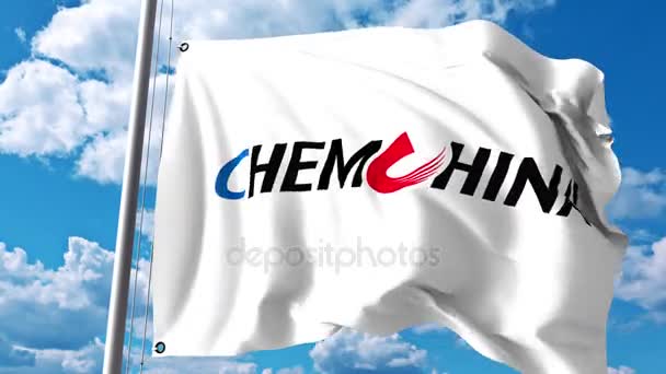 Bandera ondeando con el logotipo de ChemChina contra nubes y cielo. Animación editorial 4K — Vídeo de stock