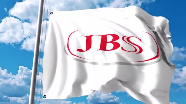 Bandera ondeante con logo JBS contra nubes y cielo. Animación editorial 4K — Vídeo de stock
