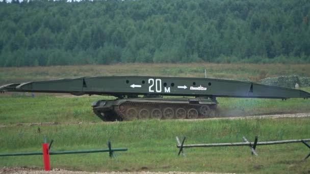 모스크바 지역, 러시아-8 월 25 일, 2017. 움직이는 러시아 군사 공학 기갑 차량. 모바일 배 다리 — 비디오