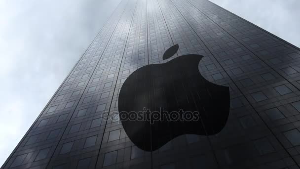 Apfel inkl. Logo auf einer Wolkenkratzer-Fassade, die Wolken reflektiert, Zeitraffer. redaktionelles 3D-Rendering — Stockvideo