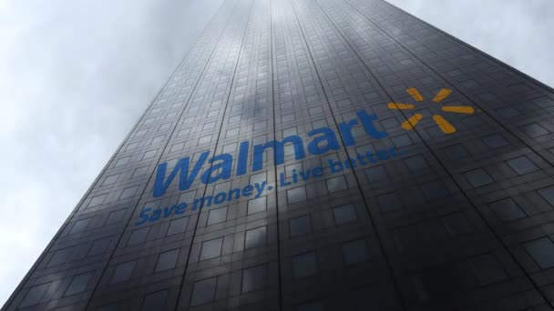Логотип Walmart на фасаде небоскреба, отражающий облака, время истекло. Редакционная 3D рендеринг — стоковое видео