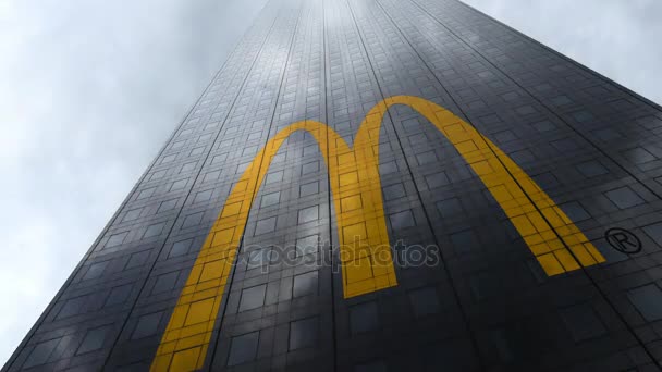 McDonalds logo na mrakodrap fasádu odrážející mraky, časová prodleva. Úvodník 3d vykreslování — Stock video