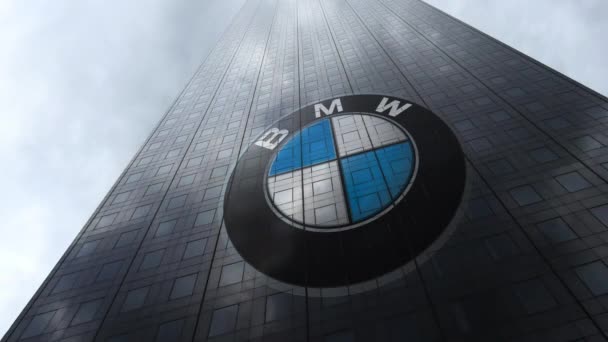 Логотип BMW на фасаде небоскреба, отражающий облака, время истекло. Редакционная 3D рендеринг — стоковое видео
