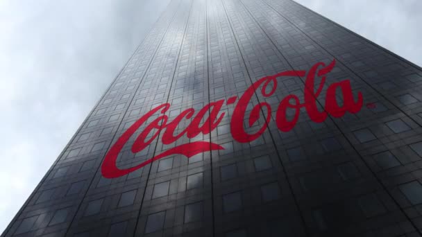 Coca-Cola-logo op een gevel van de wolkenkrabber als gevolg van de wolken, de tijd komen te vervallen. Redactioneel 3D-rendering — Stockvideo